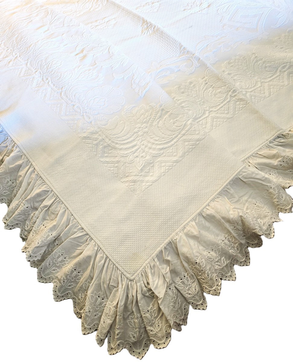 Trapunta in piquet con volant ricamato, 202x176 cm
