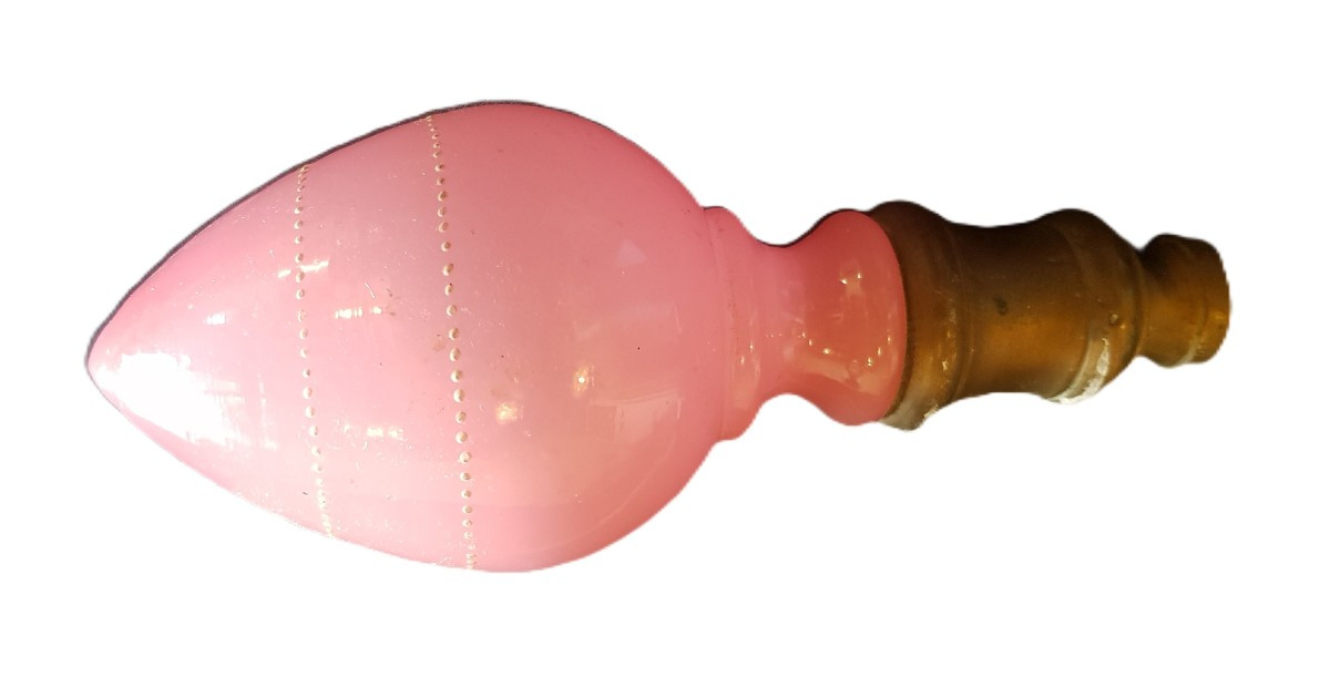 Antica terminale di  rampa di scala in vetro opalino rosa.