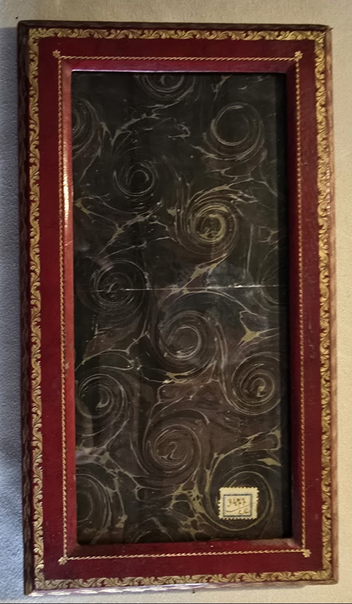 Antica cornice da tavolo in carta ad imitazione pelle