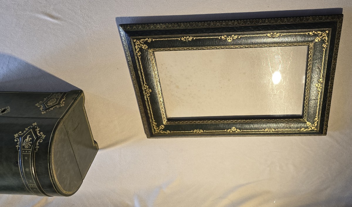 Grande cornice da tavolo antica in pelle con decori impressi-photo-2