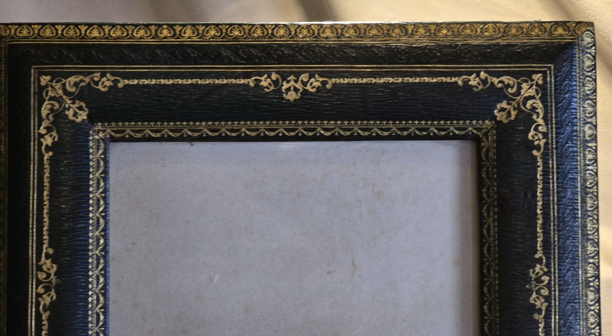 Grande cornice da tavolo antica in pelle con decori impressi-photo-2