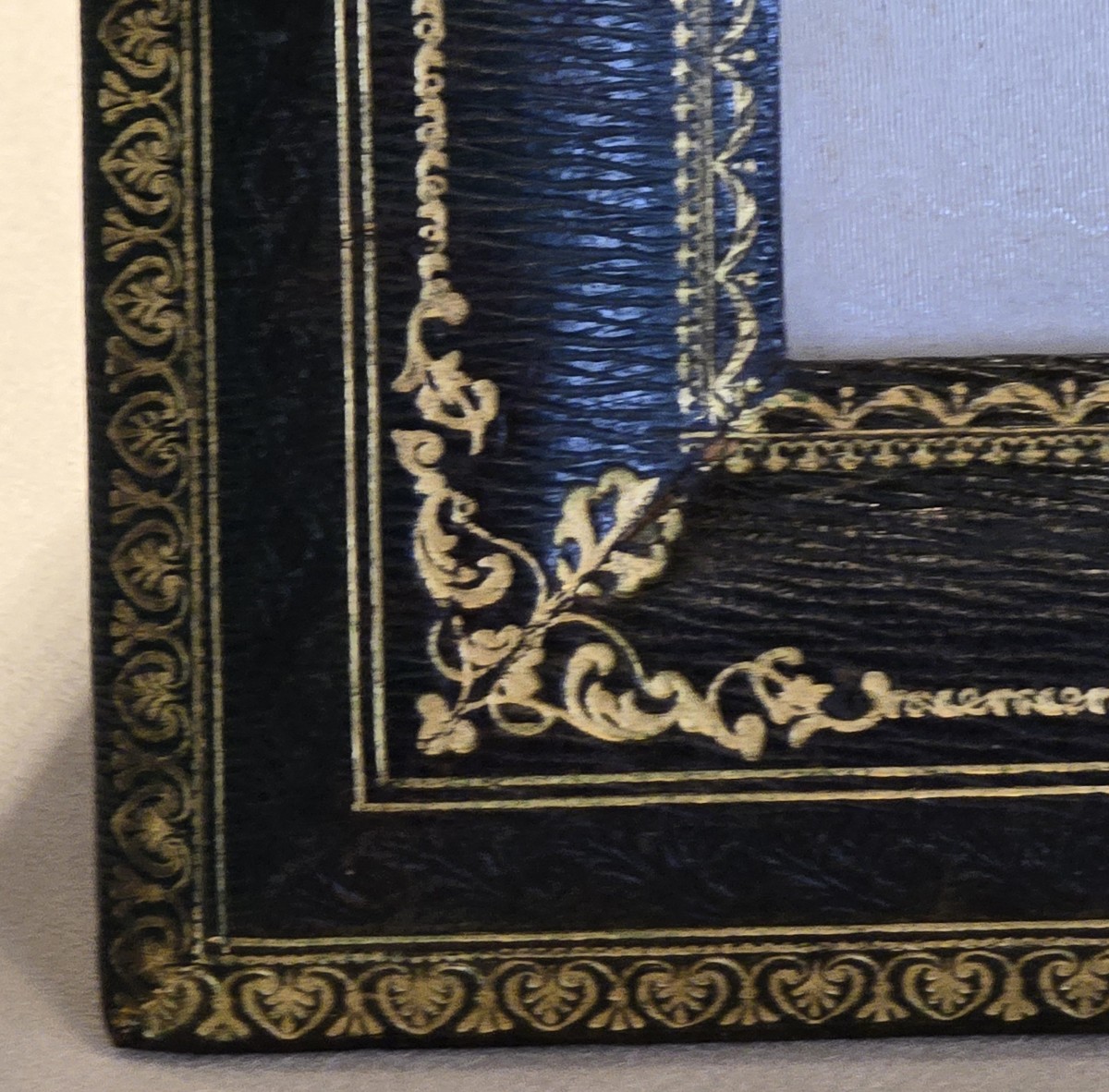 Grande cornice da tavolo antica in pelle con decori impressi-photo-3
