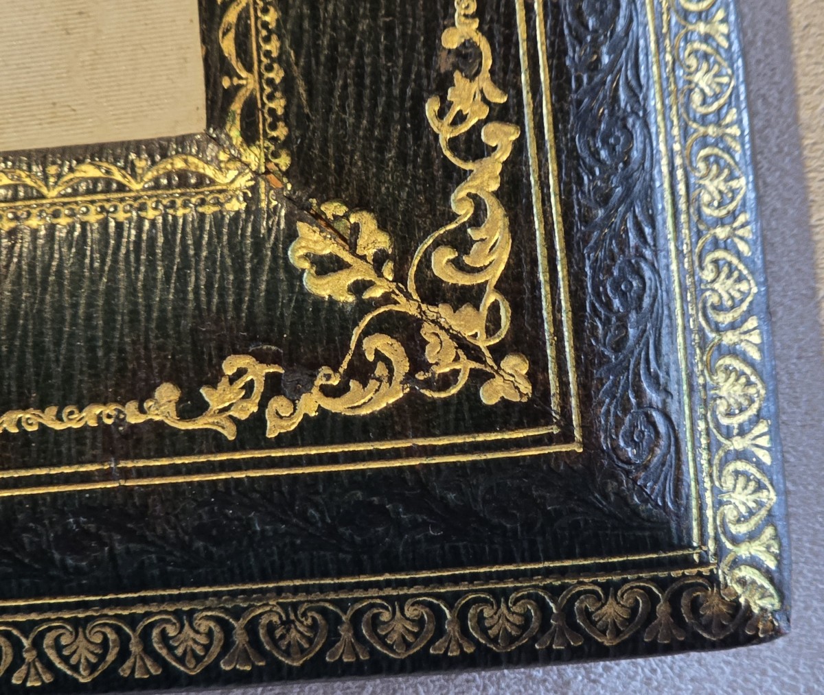 Grande cornice da tavolo antica in pelle con decori impressi-photo-4