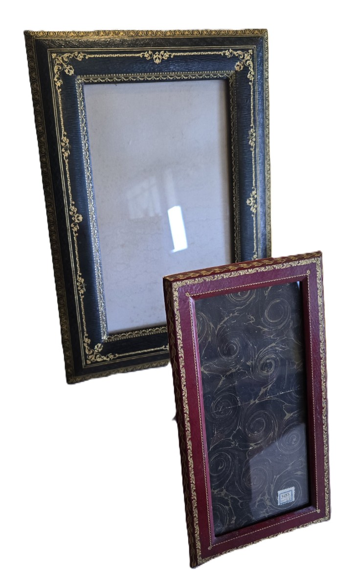 Grande cornice da tavolo antica in pelle con decori impressi-photo-8