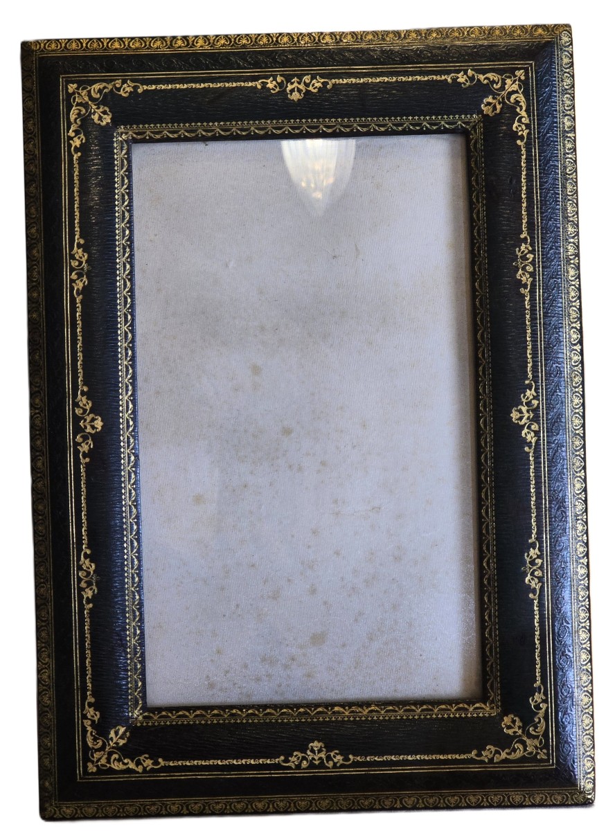 Grande cornice da tavolo antica in pelle con decori impressi
