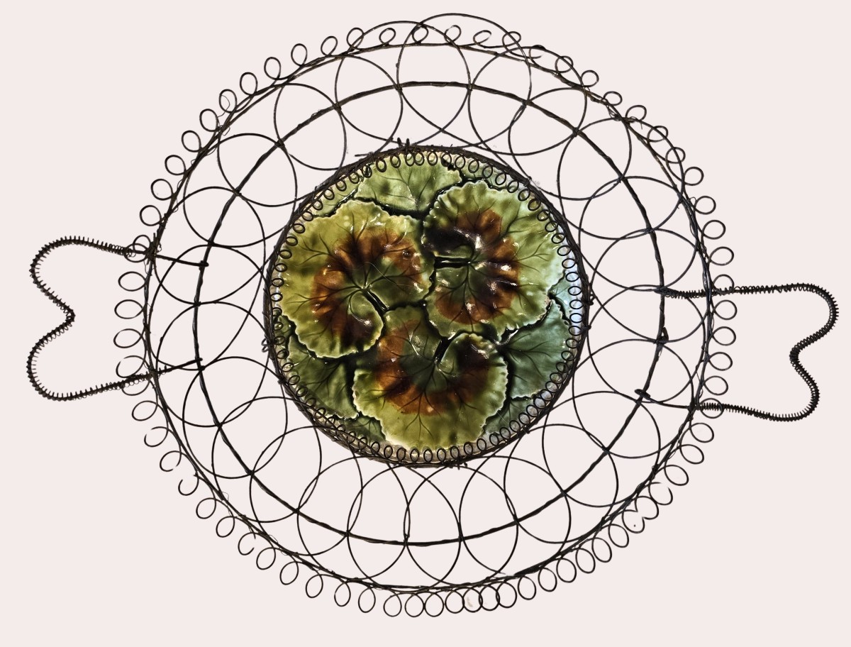 cestino in maiolica e filo di ferro