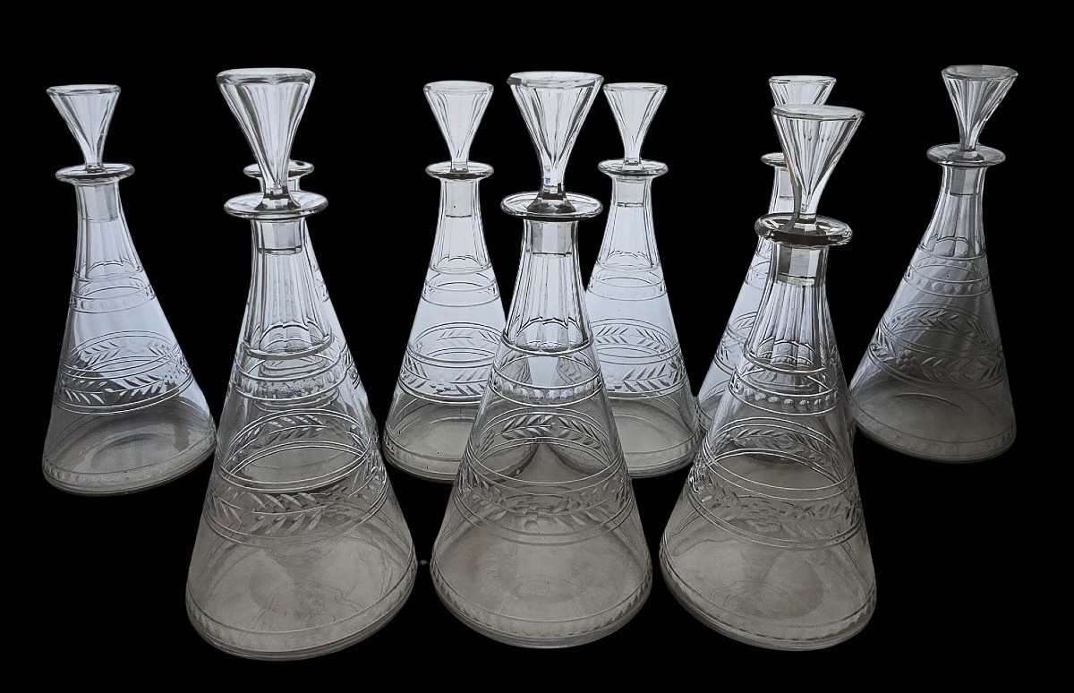 Serie di 9 antiche cbottiglie decanter in cristallo Baccarat, modello 8732 Empire