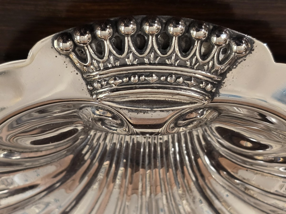 Antica coppa svuota-tasche con corona in metallo argentato