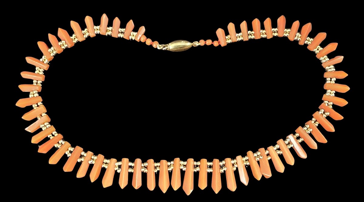 Collana girocollo antica in corallo, argento e oro