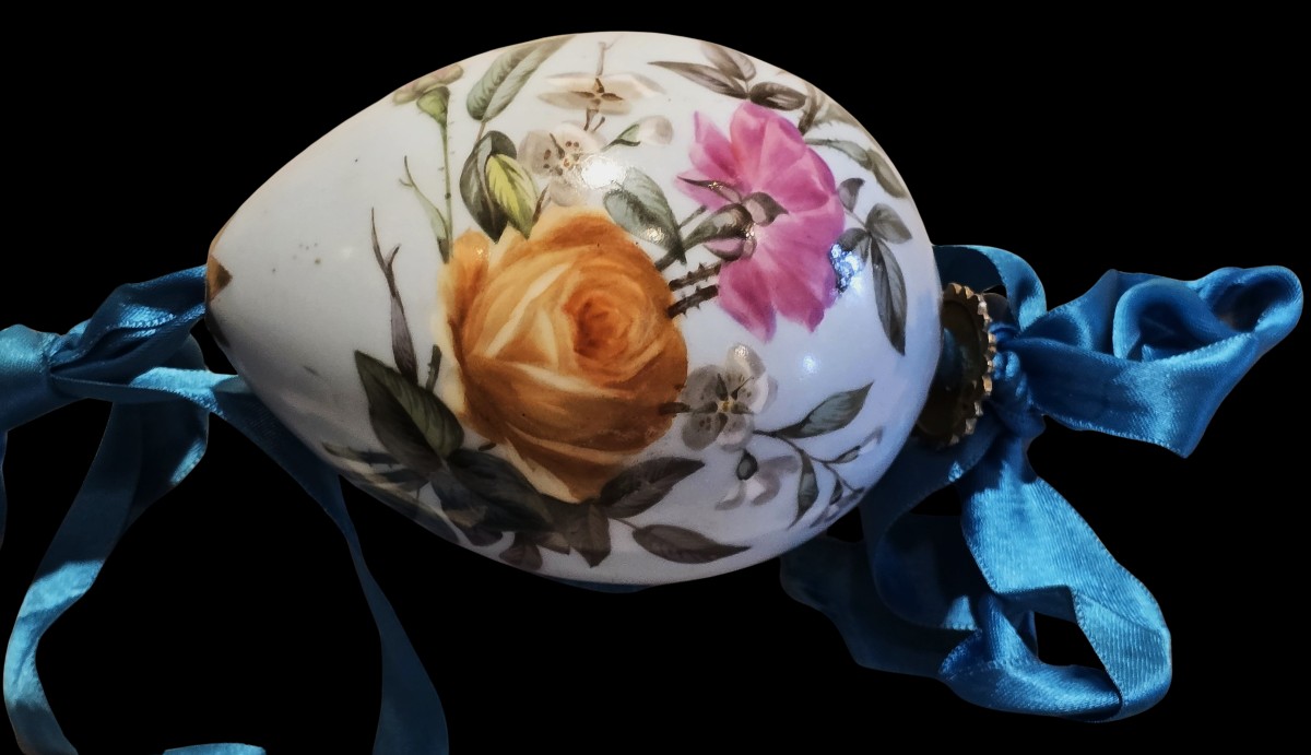 Antico uovo di Pasqua russo in porcellana dipinta