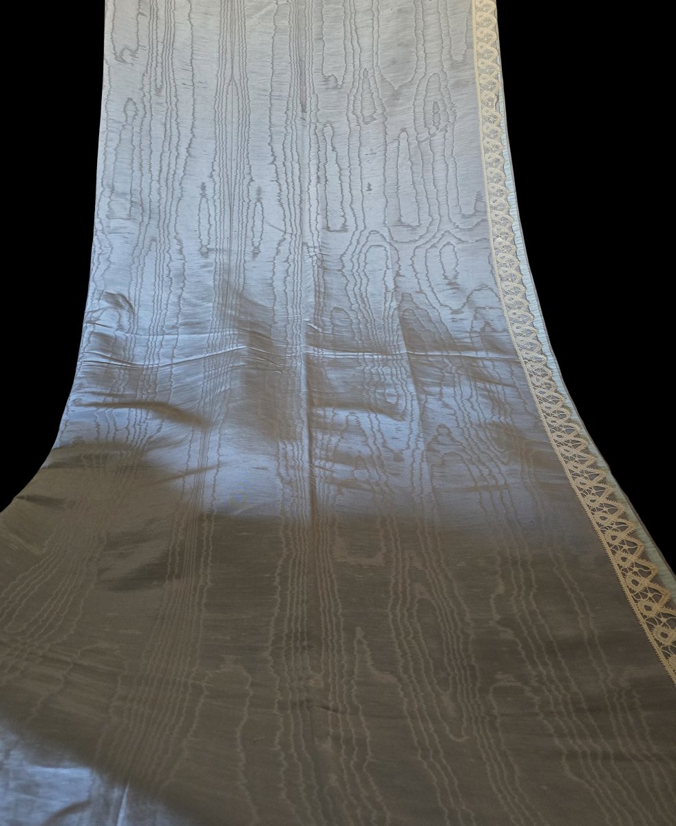 Coppia di antichi copriletti in tessuto moiré e pizzo 170 x 255 cm.-photo-4