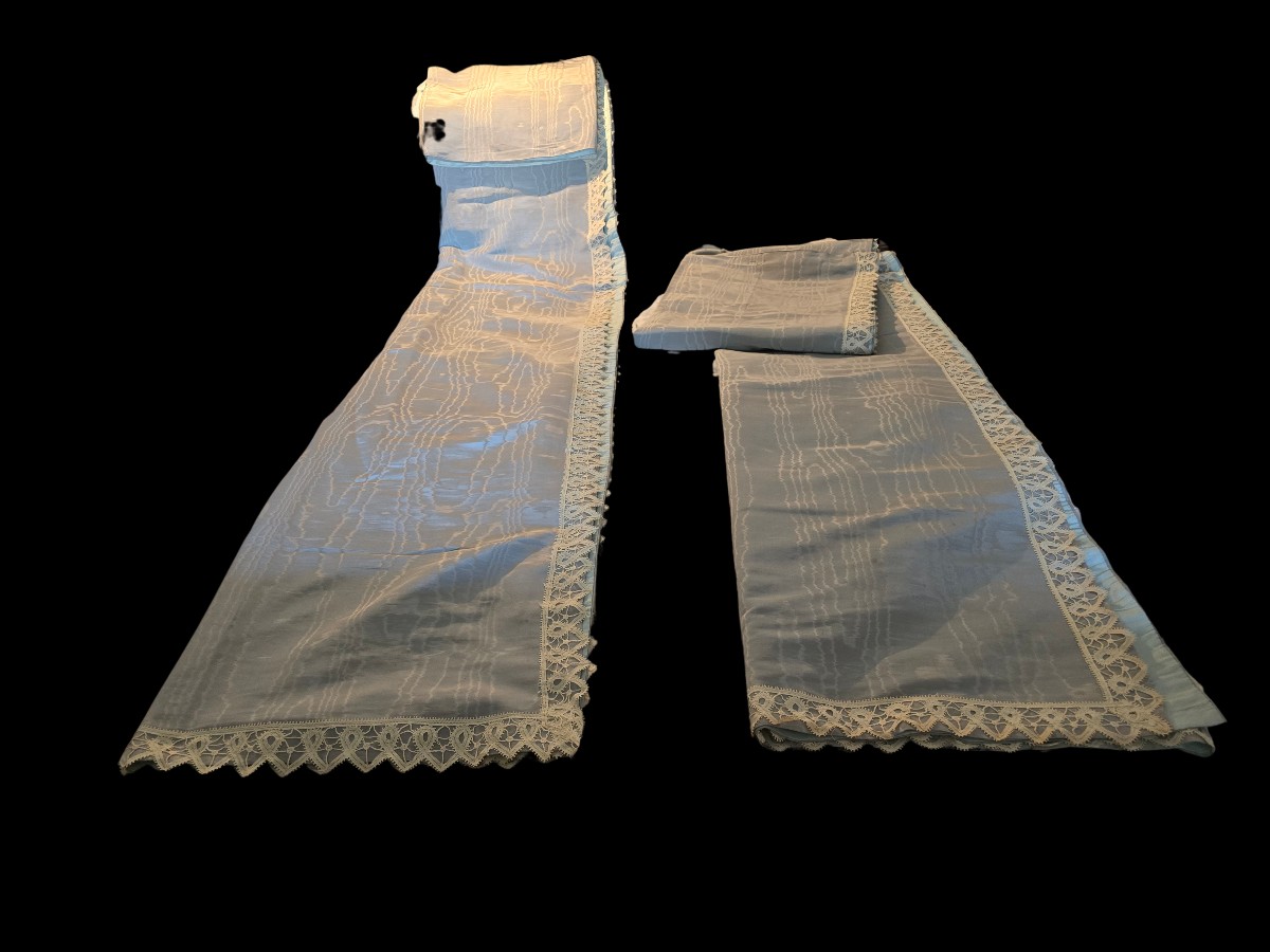 Coppia di antichi copriletti in tessuto moiré e pizzo 170 x 255 cm.