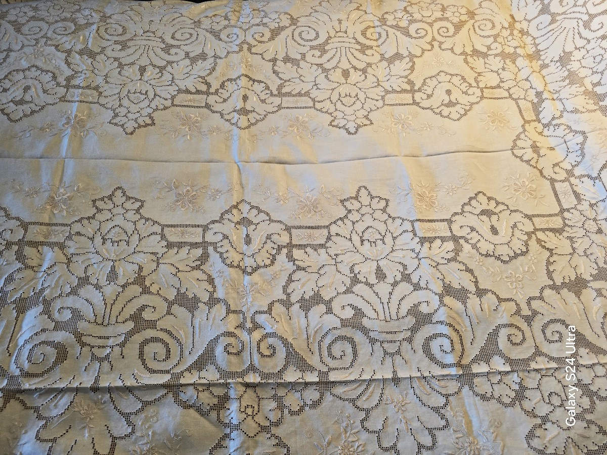 Antica tovaglia da cerimonia e 6 tovaglioli ricamati a mano  255x165 cm.-photo-1