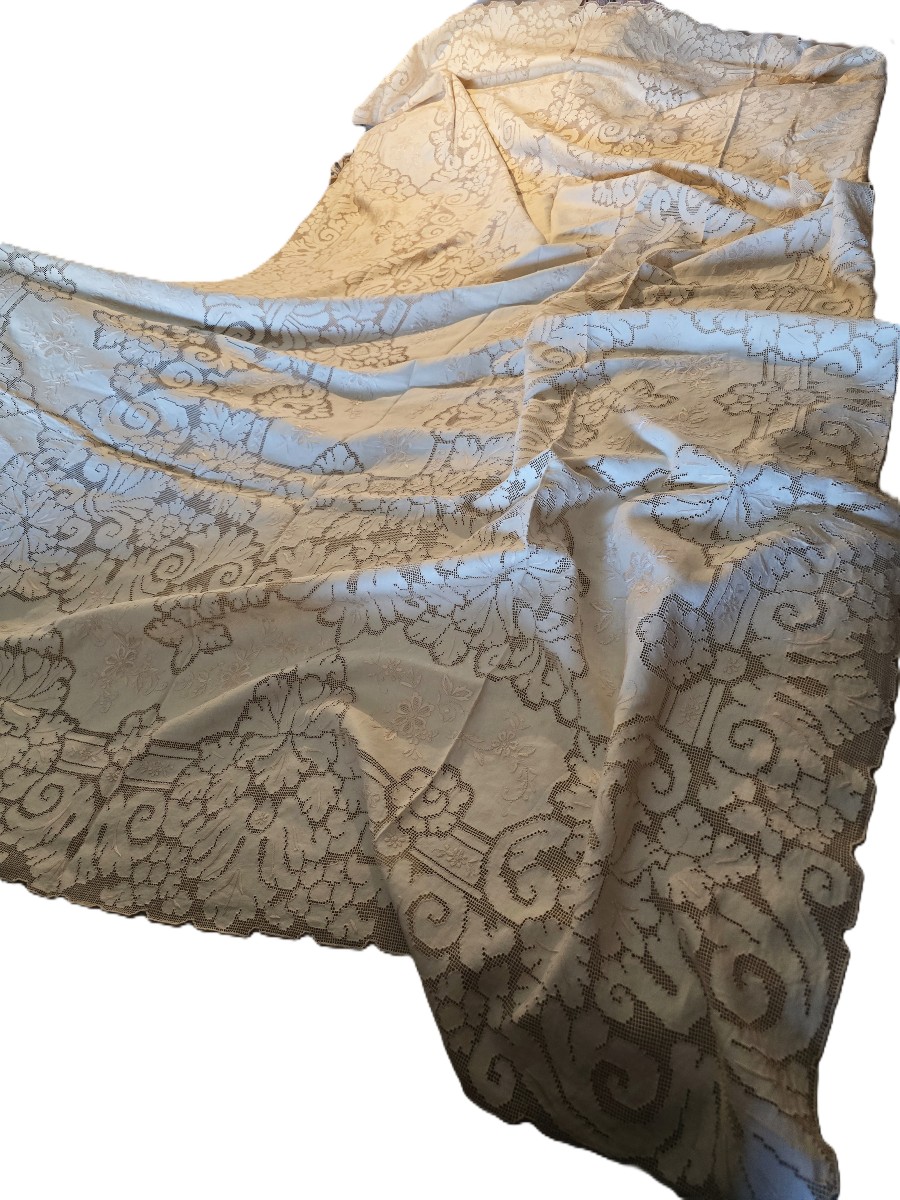 Antica tovaglia da cerimonia e 6 tovaglioli ricamati a mano  255x165 cm.