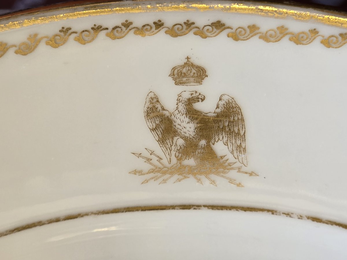 Antico piatto rotondo in porcellana con monogramma e corona principesca-photo-2