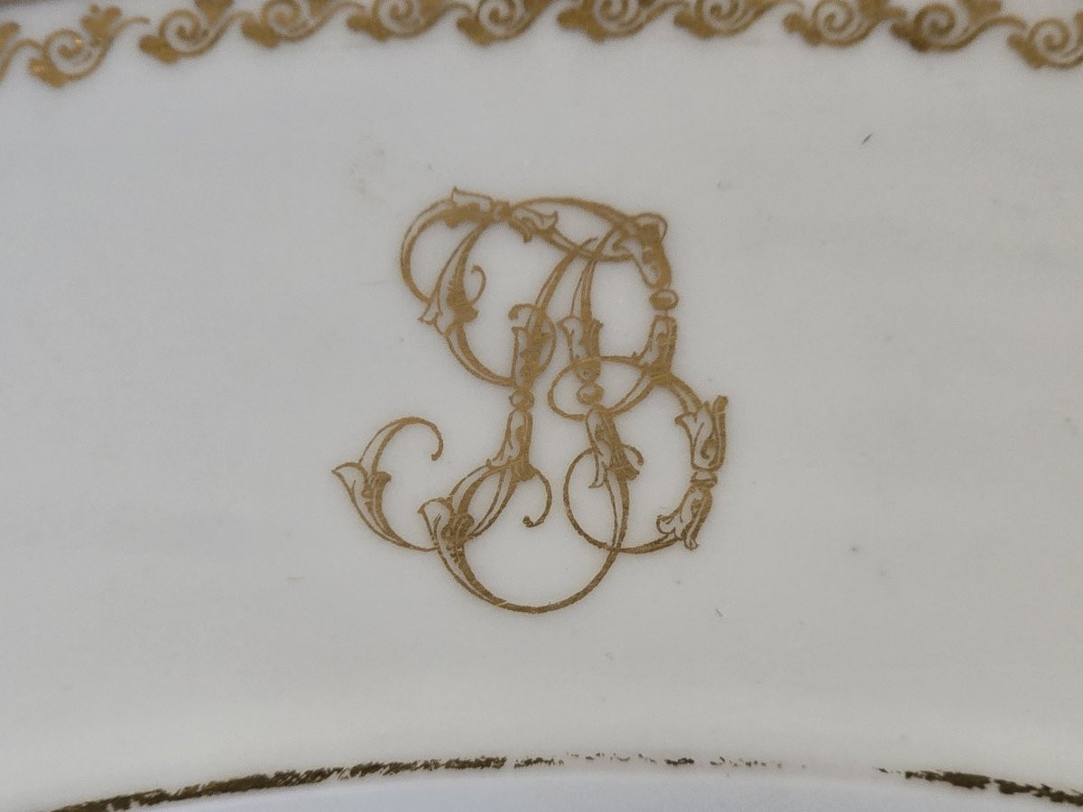 Antico piatto rotondo in porcellana con monogramma e corona principesca-photo-3
