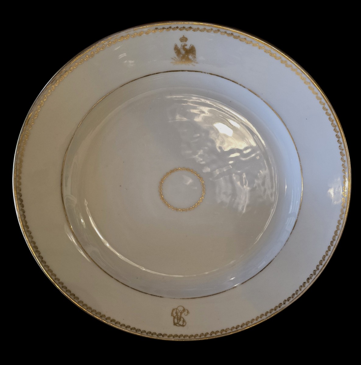 Antico piatto rotondo in porcellana con monogramma e corona principesca