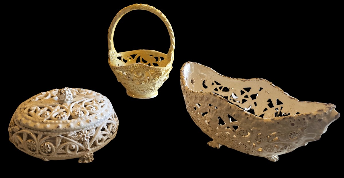 Lotto di tre antiche ceramiche traforate italiane