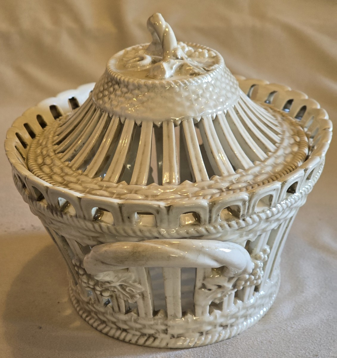 Antico centrotavola in maiolica traforata italiana
