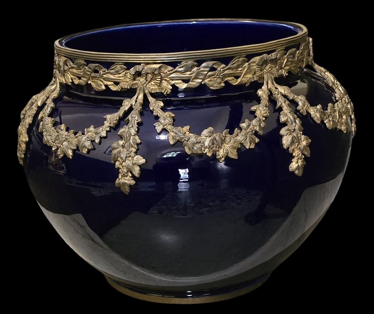 Grande cache-pot antico in porcellana blu Sèvres, fregi in bronzo