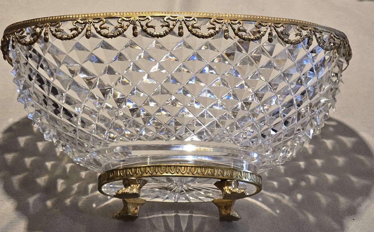 Antico centrotavola in cristallo molato e fregi metallo dorato