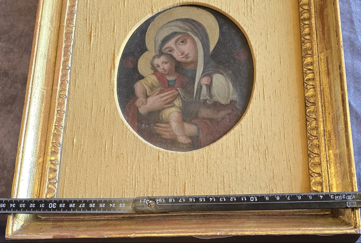Dipinto antico a olio su rame raffigurante la Vergine con il Bambino Gesù, con cornice dorata-photo-1