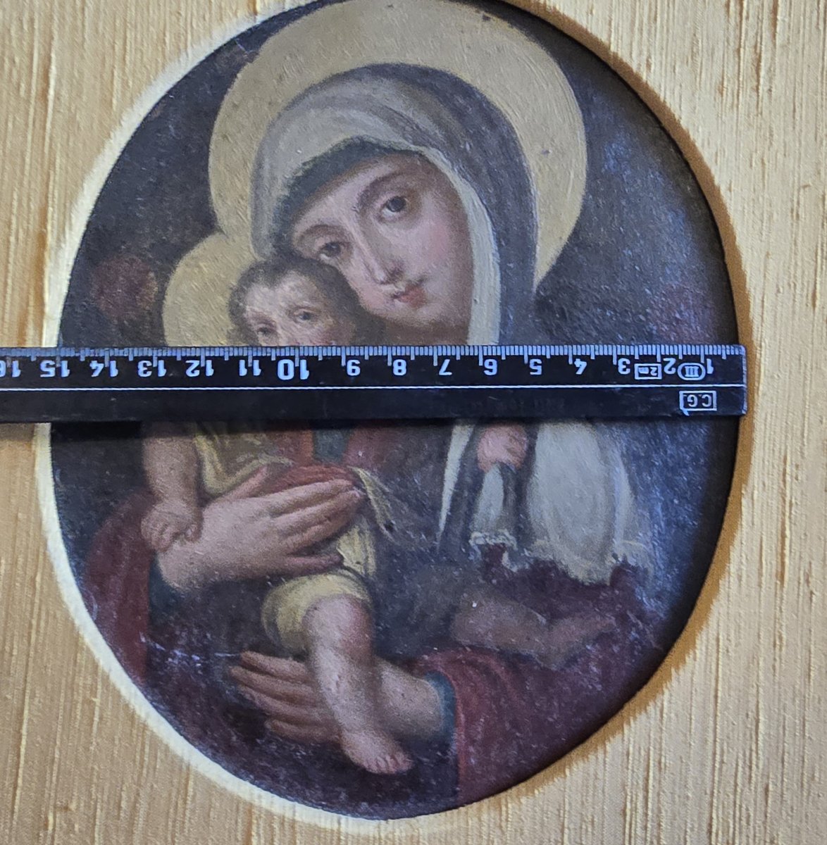 Dipinto antico a olio su rame raffigurante la Vergine con il Bambino Gesù, con cornice dorata-photo-3