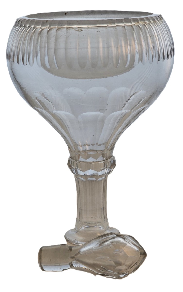 Antica bottiglia decanter in cristallo con fondo rientrante pronunciato