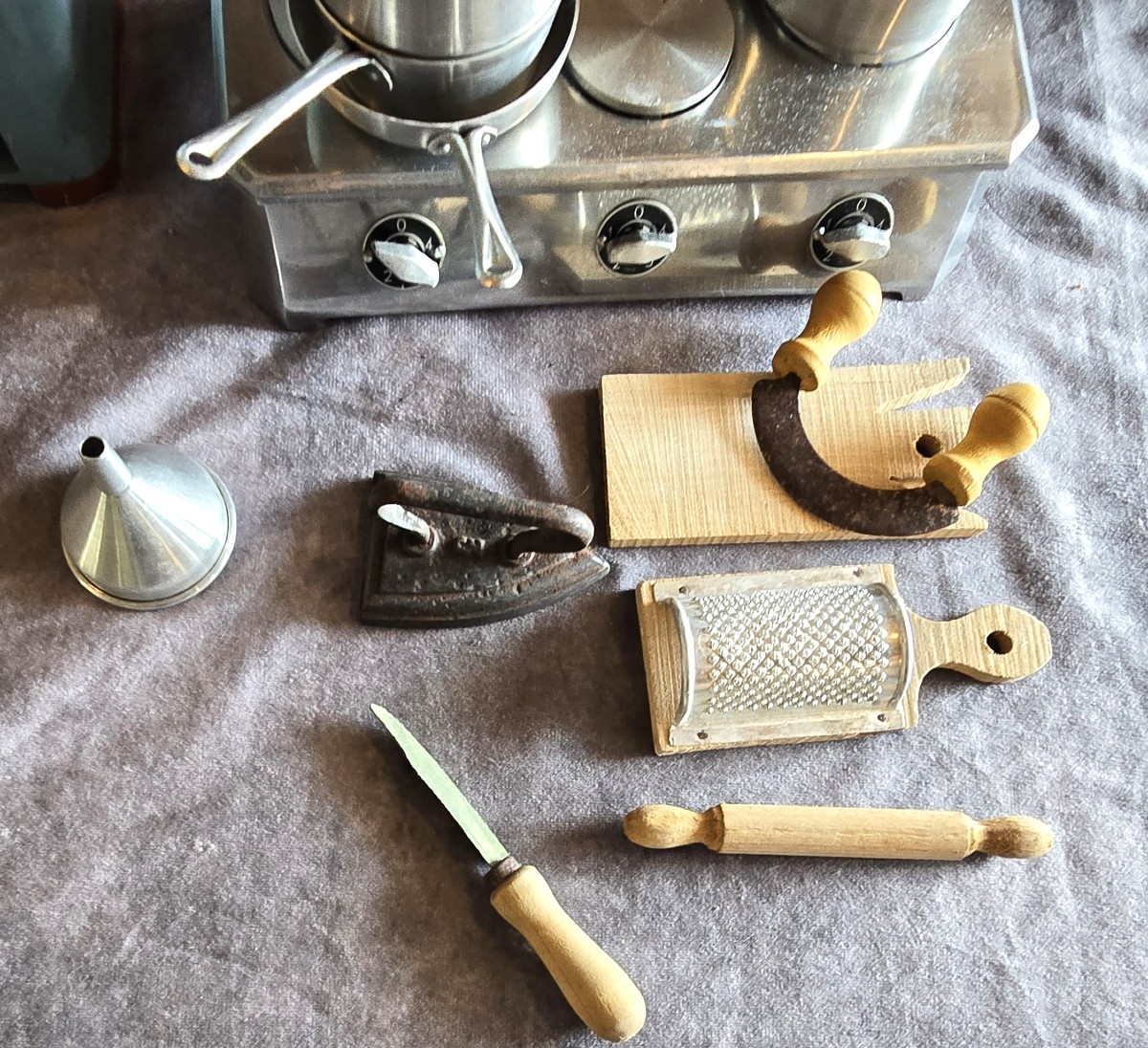 Antichi giocattoli mobili  e stoviglie cucina italiana del dopoguerra-photo-1