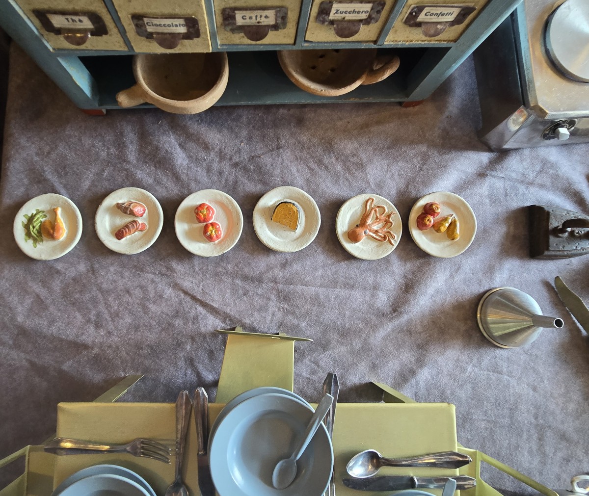 Antichi giocattoli mobili  e stoviglie cucina italiana del dopoguerra-photo-3