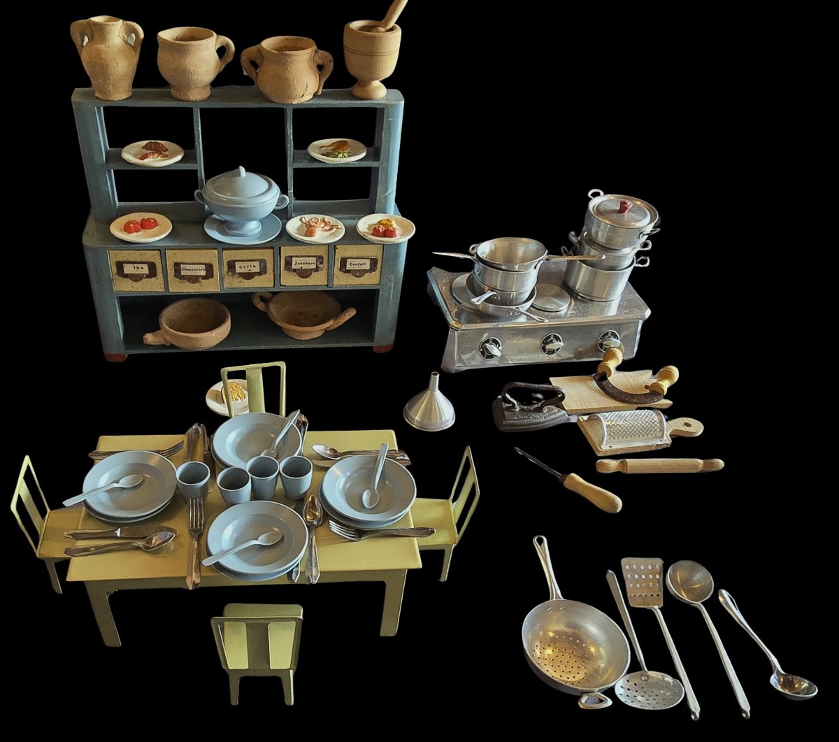 Antichi giocattoli mobili  e stoviglie cucina italiana del dopoguerra