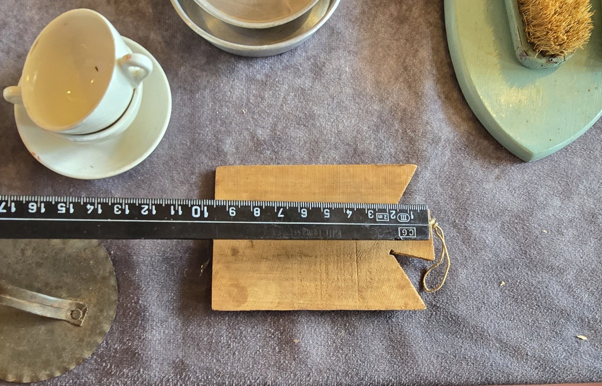 Giocattolo d’epoca per bambini: mobili e stoviglie di una cucina italiana del dopoguerra-photo-5