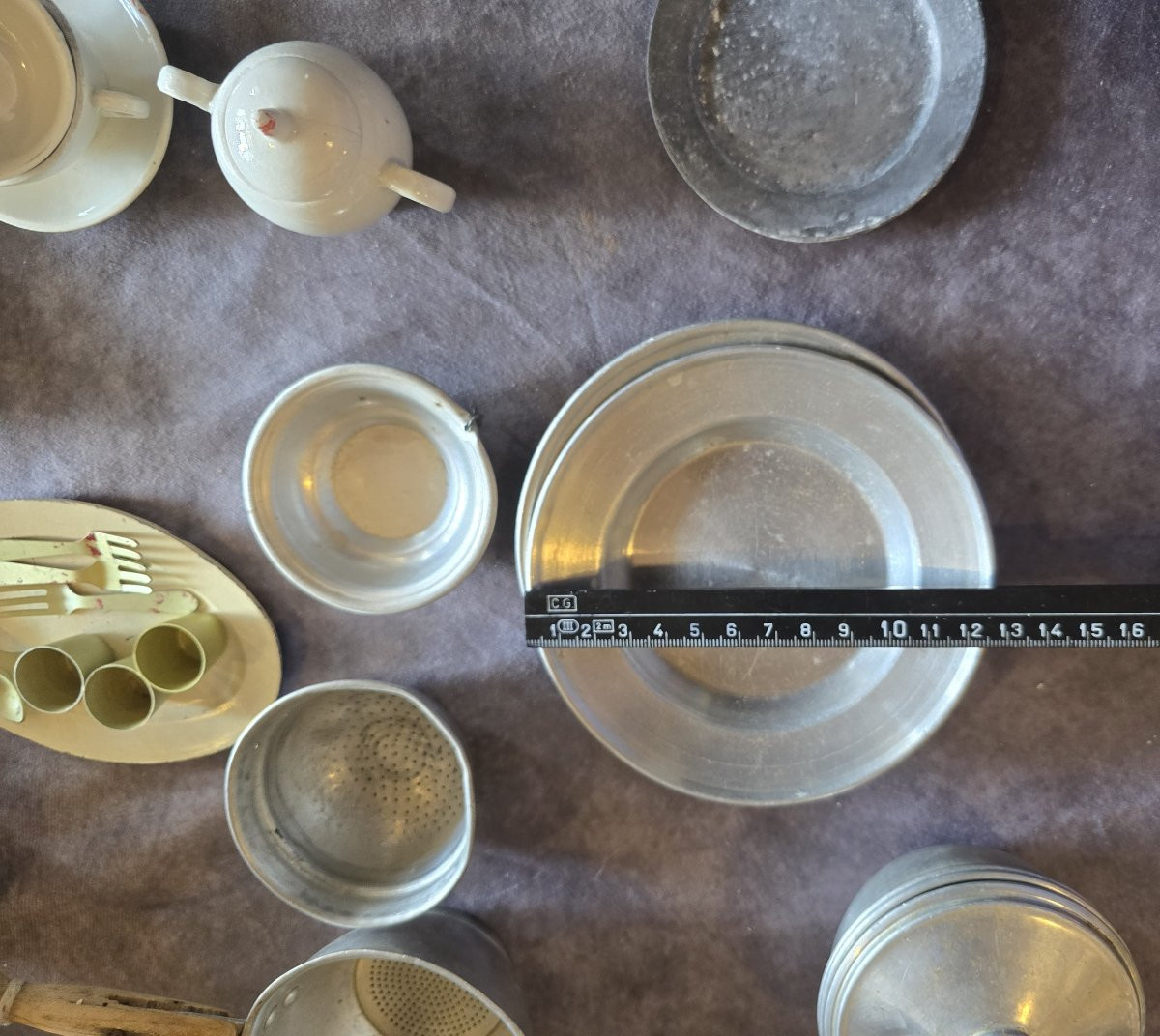 Giocattolo d’epoca per bambini: mobili e stoviglie di una cucina italiana del dopoguerra-photo-6