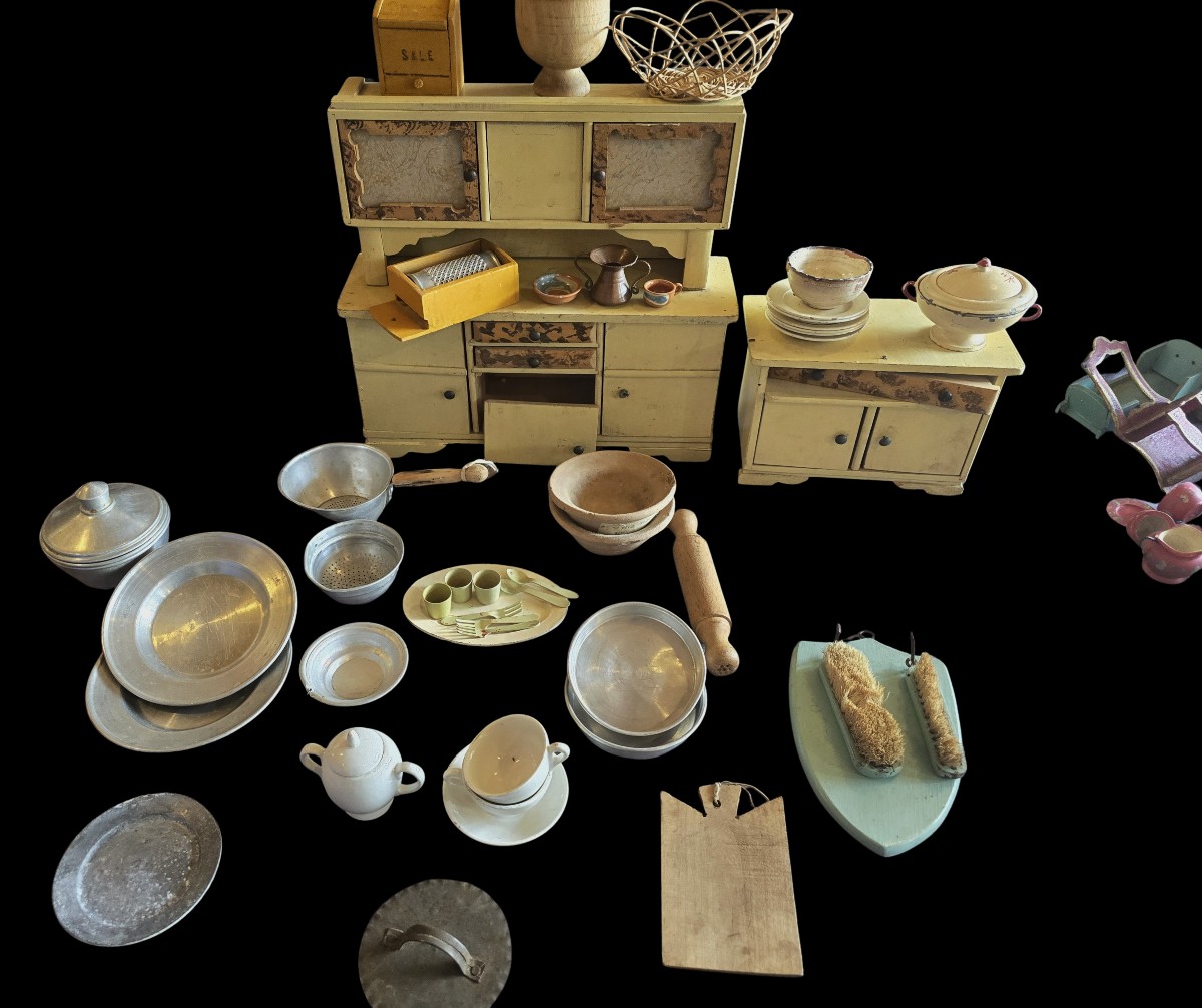 Giocattolo d’epoca per bambini: mobili e stoviglie di una cucina italiana del dopoguerra