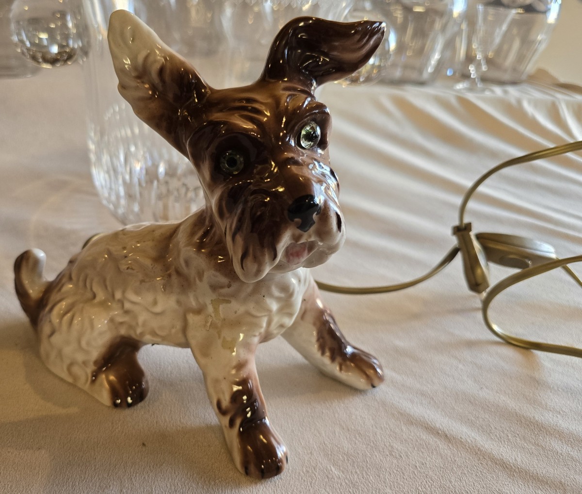 Antica lampada veilleuse a forma di cane terrier in ceramica giapponese