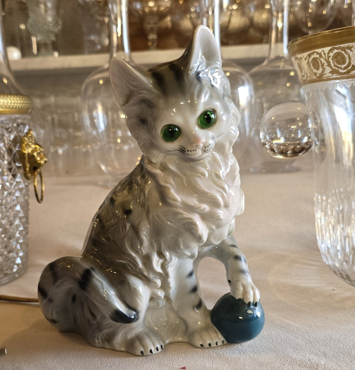 Antica lampada veilleuse in ceramica a forma di gatto.