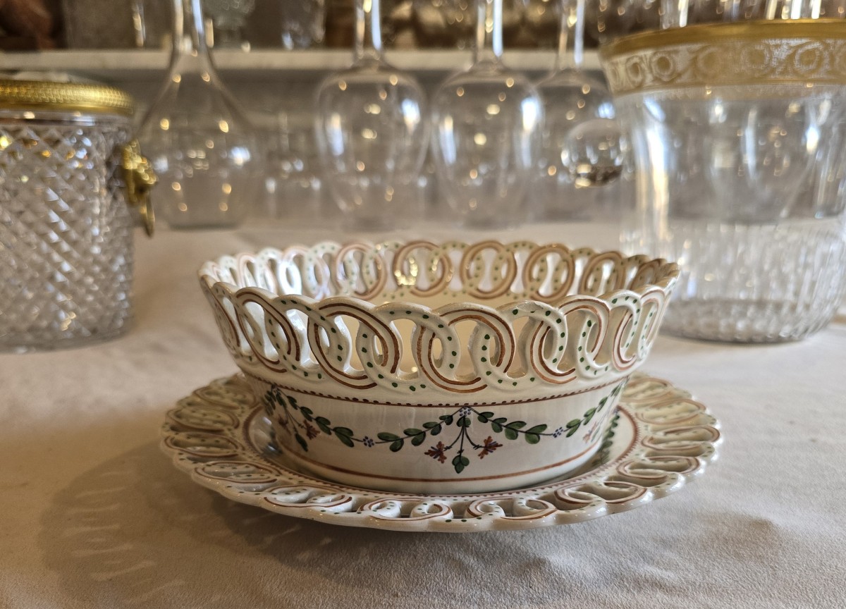 Antica coppa centrotavola e sottopiatto in maiolica traforata e decorata Bassanello.