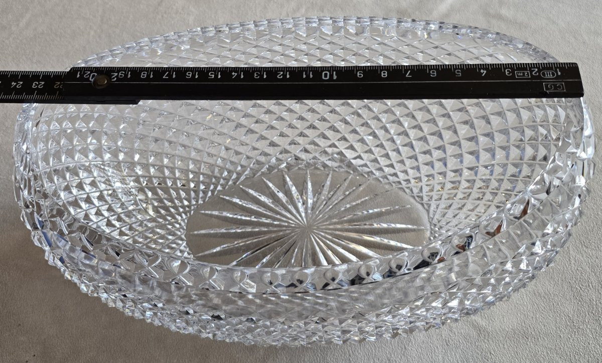 Antica coppa in cristallo di Boemia, a forma di mezzaluna, con taglio a punte di diamante-photo-1