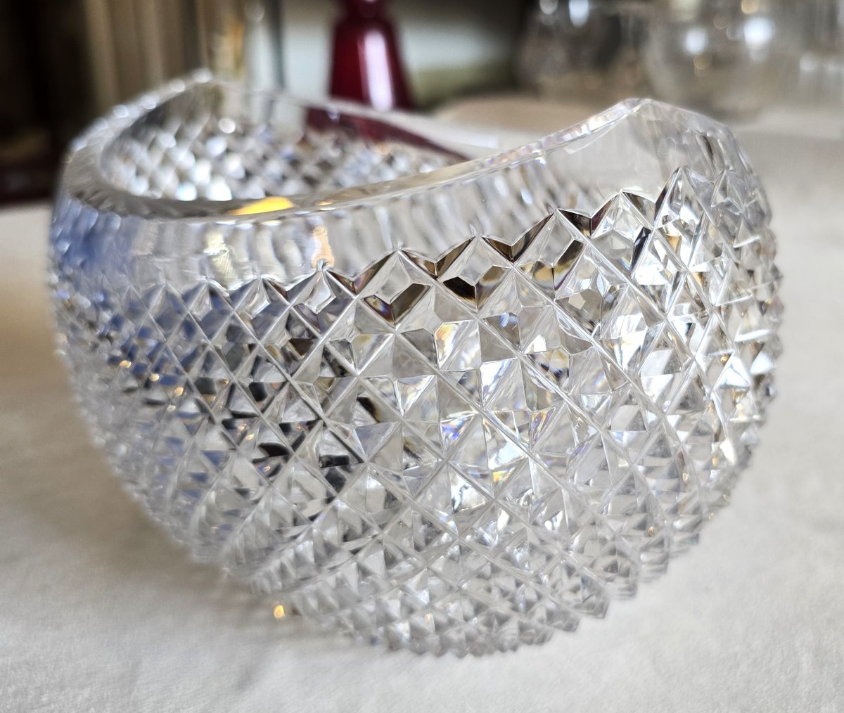 Antica coppa in cristallo di Boemia, a forma di mezzaluna, con taglio a punte di diamante-photo-6