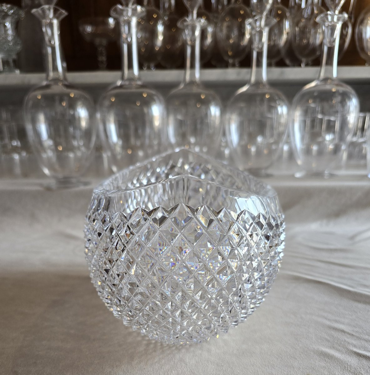 Antica coppa in cristallo di Boemia, a forma di mezzaluna, con taglio a punte di diamante-photo-7
