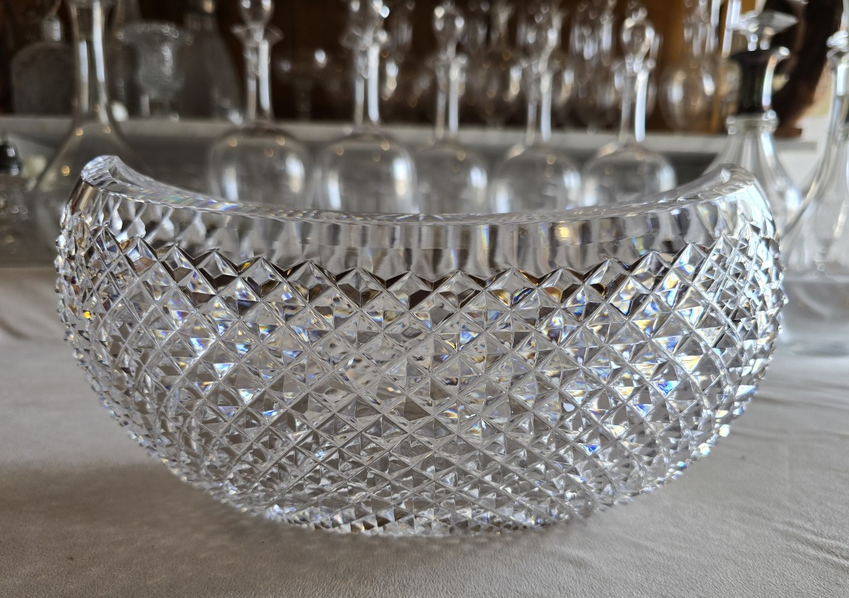 Antica coppa in cristallo di Boemia, a forma di mezzaluna, con taglio a punte di diamante