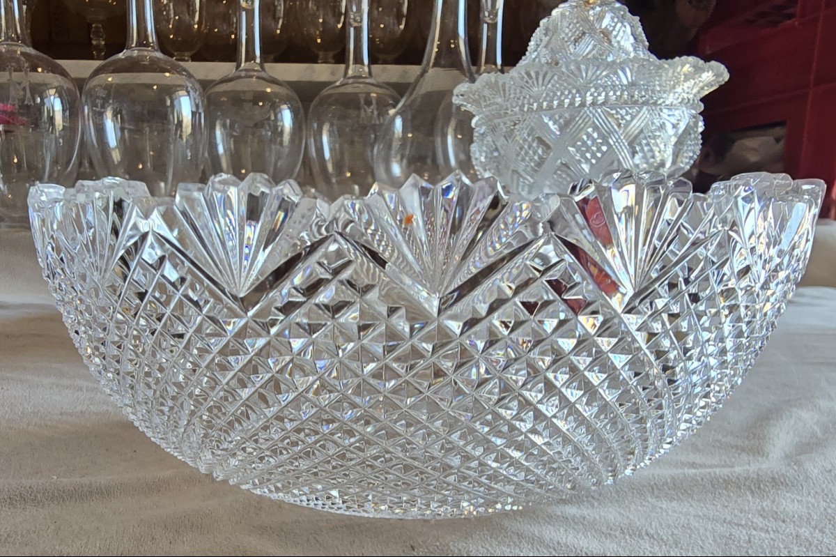 Antico centro tavola rotondo in cristallo inciso con motivi a punta di diamante e ventagli.