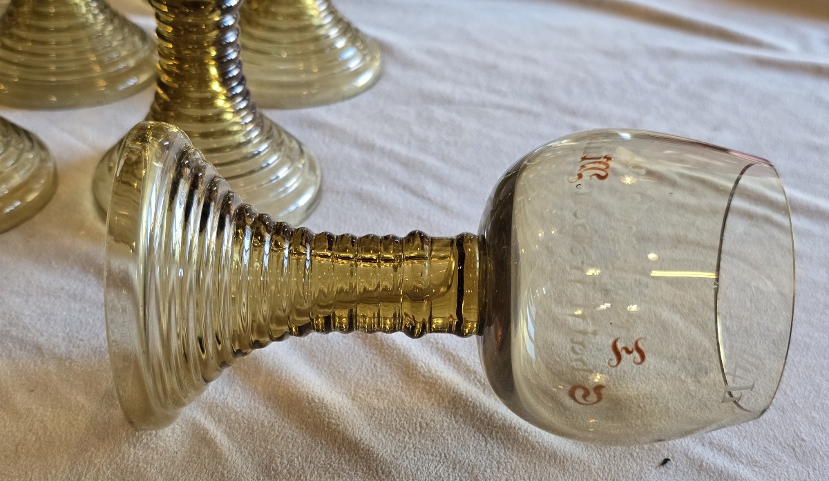 Serie di 12 bicchieri da vino Römer in vetro soffiato smaltato-photo-1