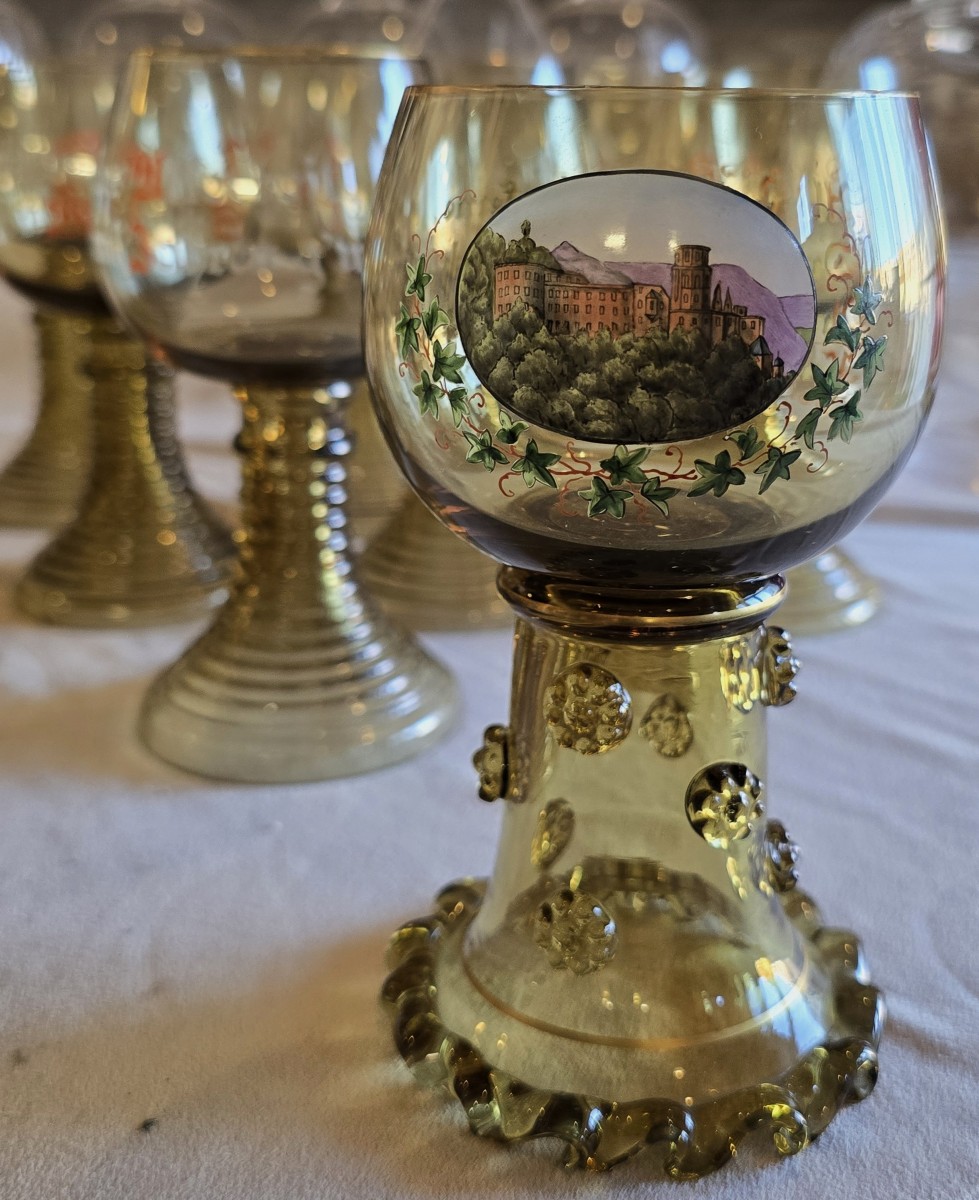 Antico bicchiere Römer decorato a smalto, con veduta di Heidelberg e citazione poetica