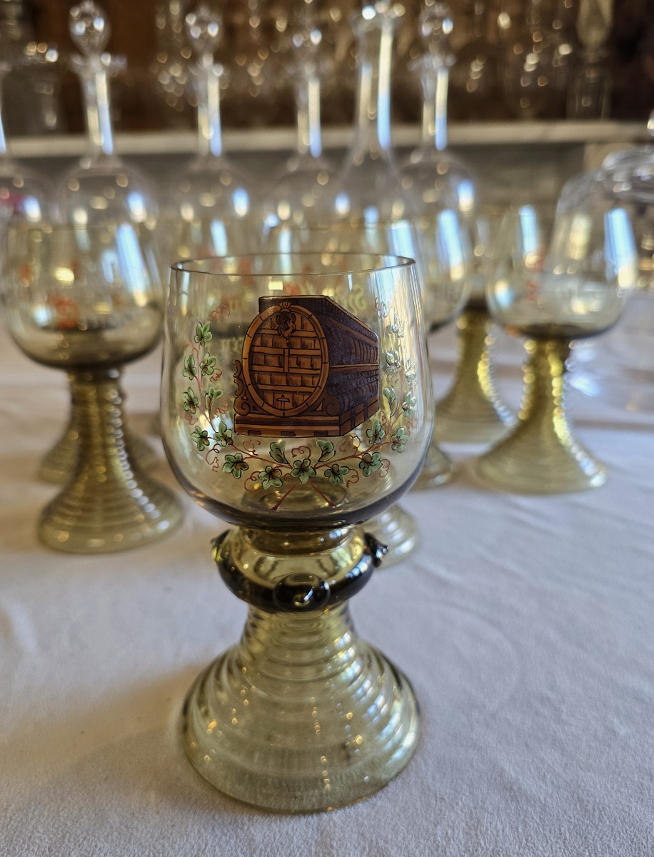 Antico bicchiere da vino Römer in vetro soffiato decorato a smalto