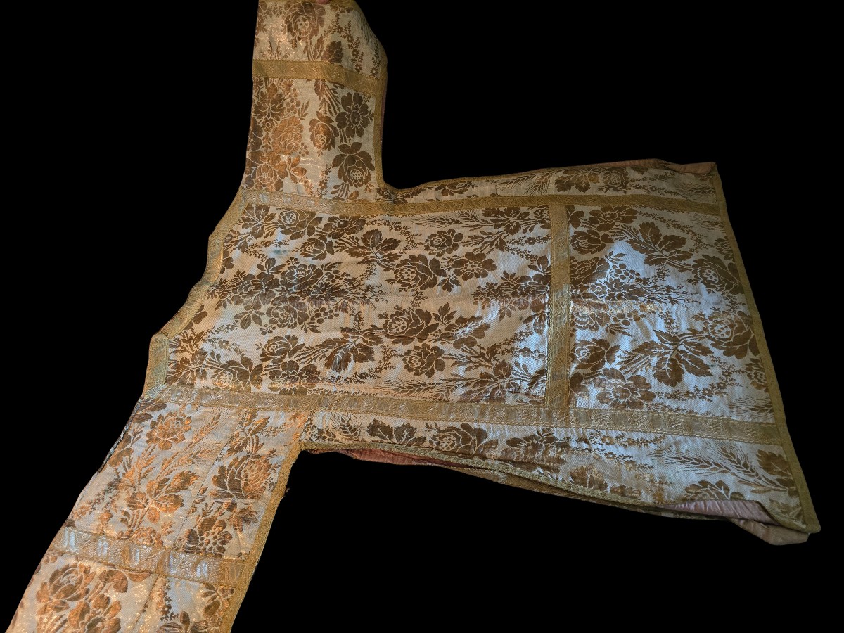 Antica pianeta liturgica in broccato dorato