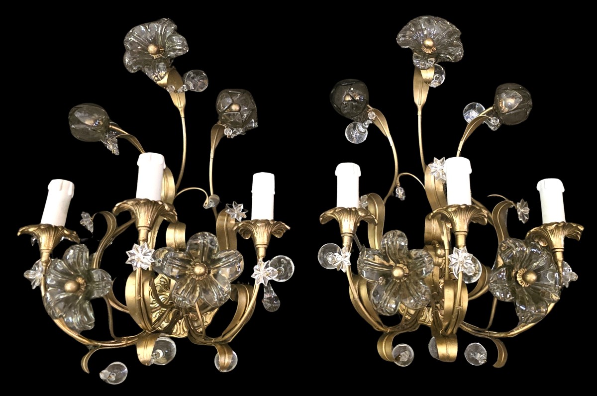 Coppia di appliques antiche in metallo dorato con fiori e pendenti in cristallo e vetro