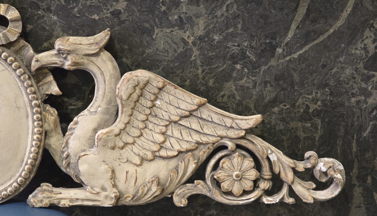 Antico frontone sovrapporta del XIX secolo con grifoni alati-photo-3
