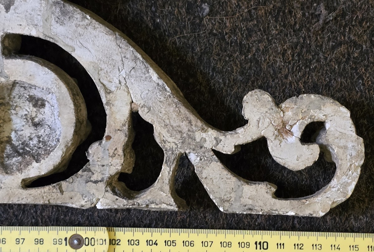 Antico frontone sovrapporta del XIX secolo con grifoni alati-photo-1