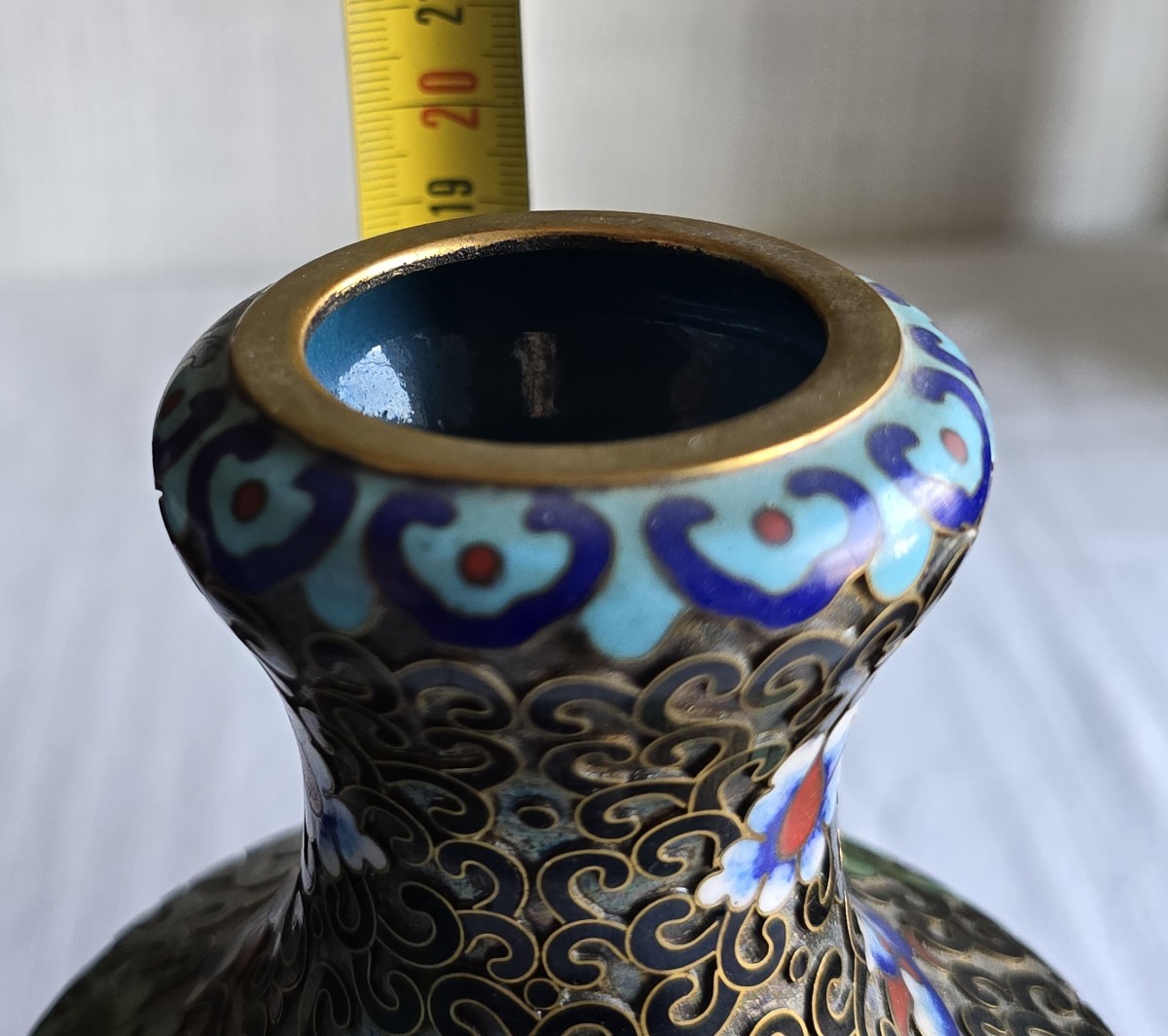 Quattro antichi vasi cloisonné in smalto policromo su struttura in ottone-photo-1